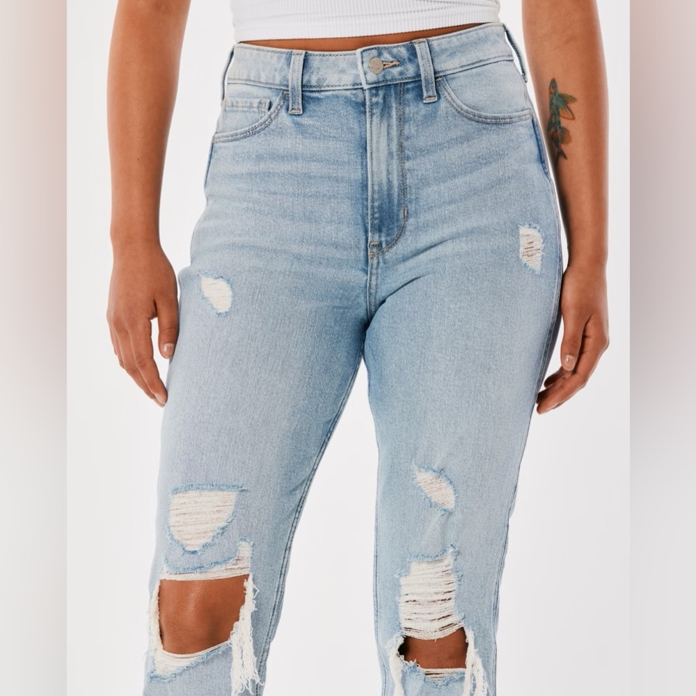 Hollister Ultra High Rise Distressed Mom Jeans Lt wash